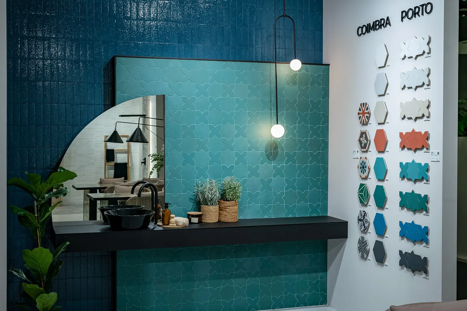Stand de Cersaie 2023 con paredes turquesa alicatadas, espejo de media luna y muestrario de piezas