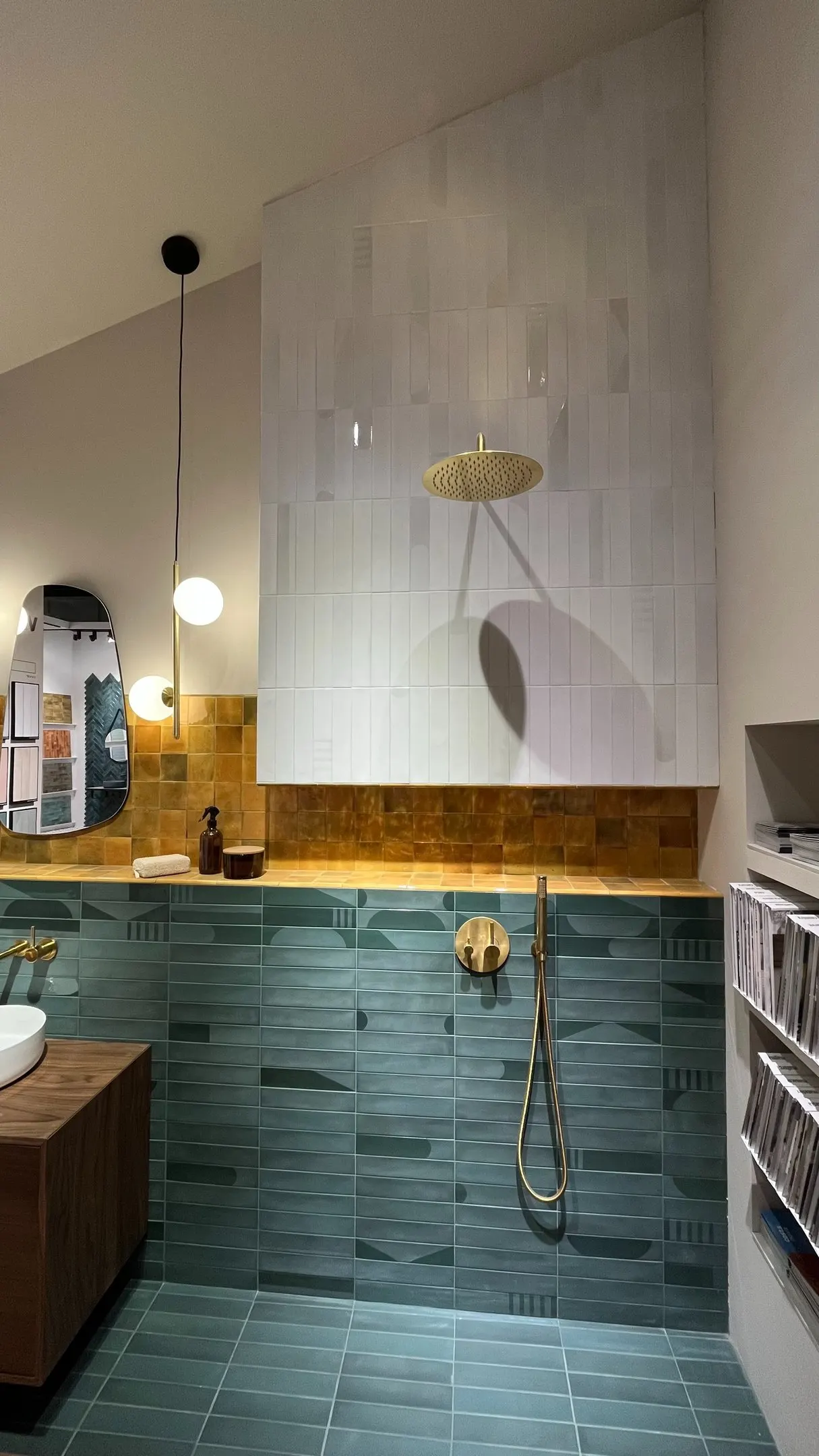 Baño de exposición en Coverings con zócalo verde y ducha